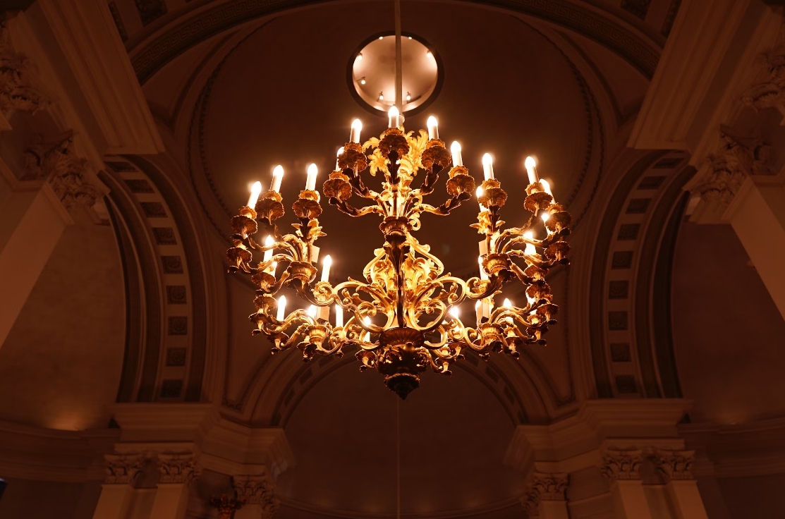 Chandelier Won’t Dim (Here’s Why)