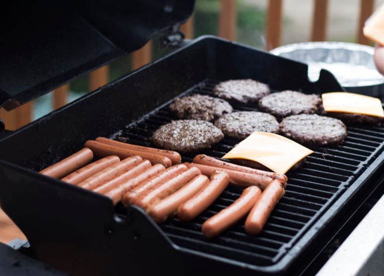 The Risks Of Cooking On A Moldy Grill